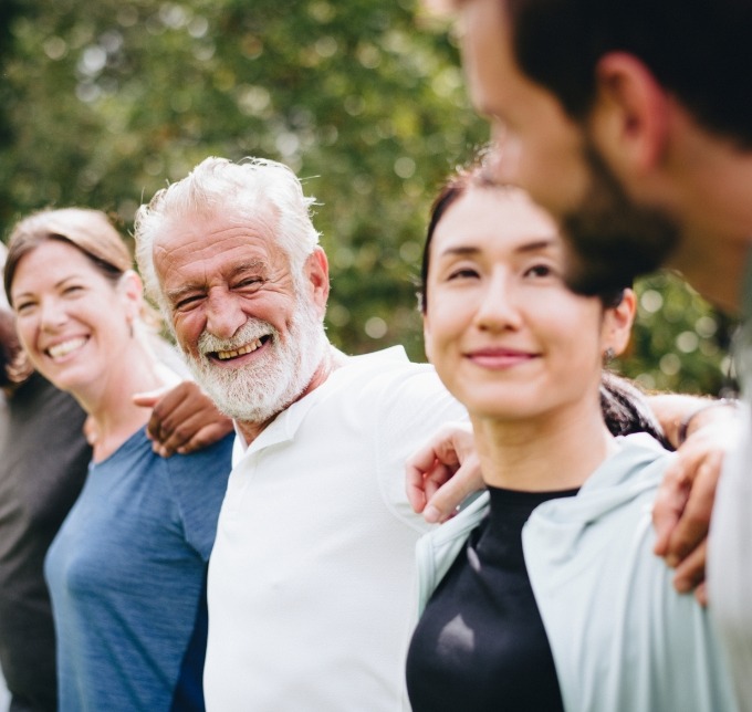 Several people in a row smiling